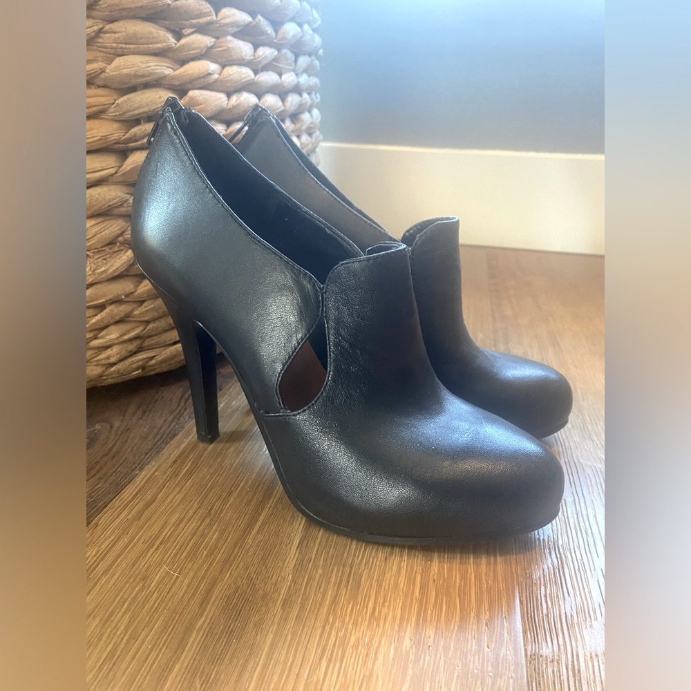 Nine West Black 4.5” heel booties